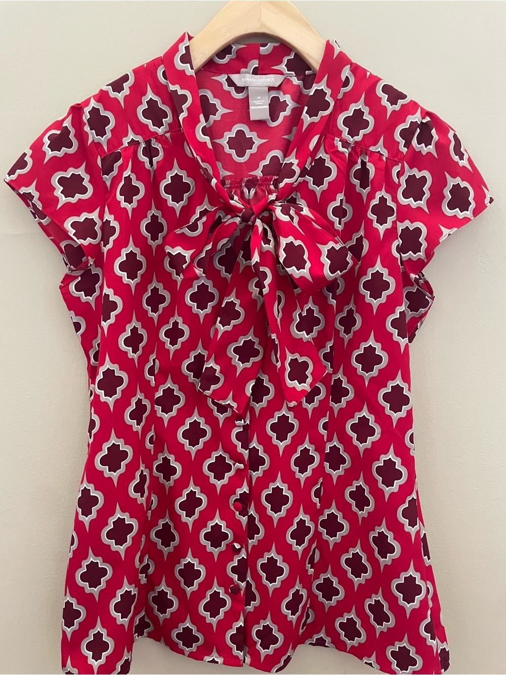 Banana Republic Red Burgundy Geometric Print Tie Neck Cap Sleeve Blouse Size 10